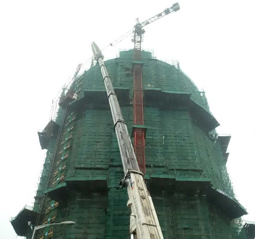 枣庄市吊车在工地上作业